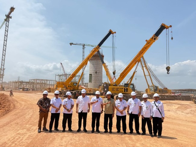 Dewan Pertahanan Nasional melakukan kunjungan kerja ke Batam dan Kepulauan Riau untuk mendorong KEK Tanjung Sauh dan memperkuat pertumbuhan ekonomi nasional di atas 8 persen.