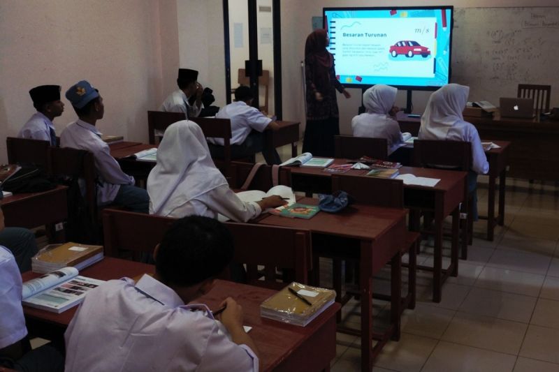 Sekolah Rakyat Natuna mulai memanfaatkan smart TV sebagai bagian dari digitalisasi pendidikan untuk meningkatkan kualitas dan interaksi pembelajaran siswa.