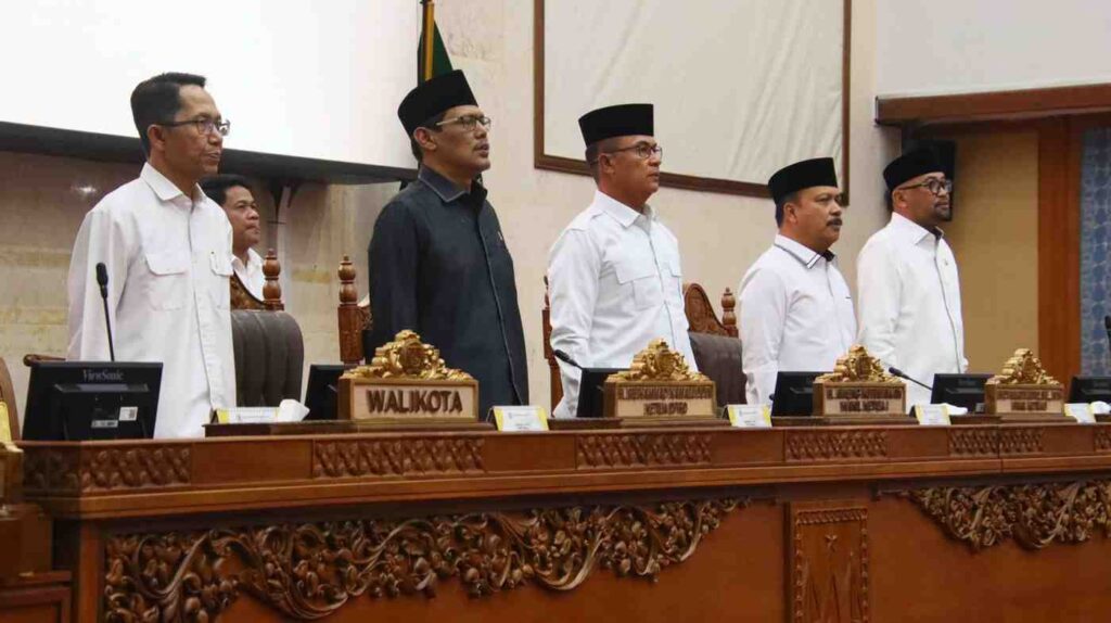 DPRD Kota Batam menunda pengesahan Ranperda Adminduk karena proses fasilitasi di tingkat provinsi masih berjalan. Laporan Pansus dijadwalkan kembali Maret 2026.