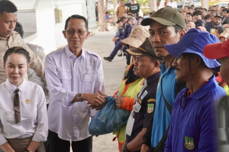 Bantuan Baznas Batam pada Ramadan disalurkan kepada 1.870 penerima manfaat dan 300 penyandang disabilitas melalui paket sembako serta santunan tunai.