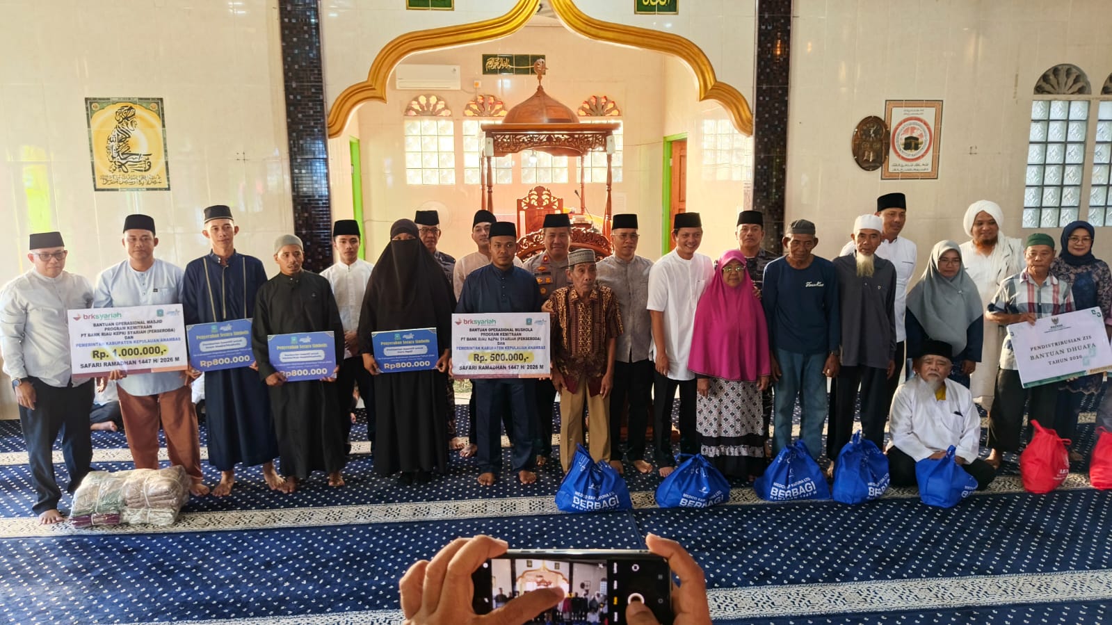 Bupati Anambas Aneng saat menyerahkan sejumlah bantuan kepada pengurus Mesjid dan Surau serta warga di Desa Kuala maras dalam agenda Safari Ramadhan