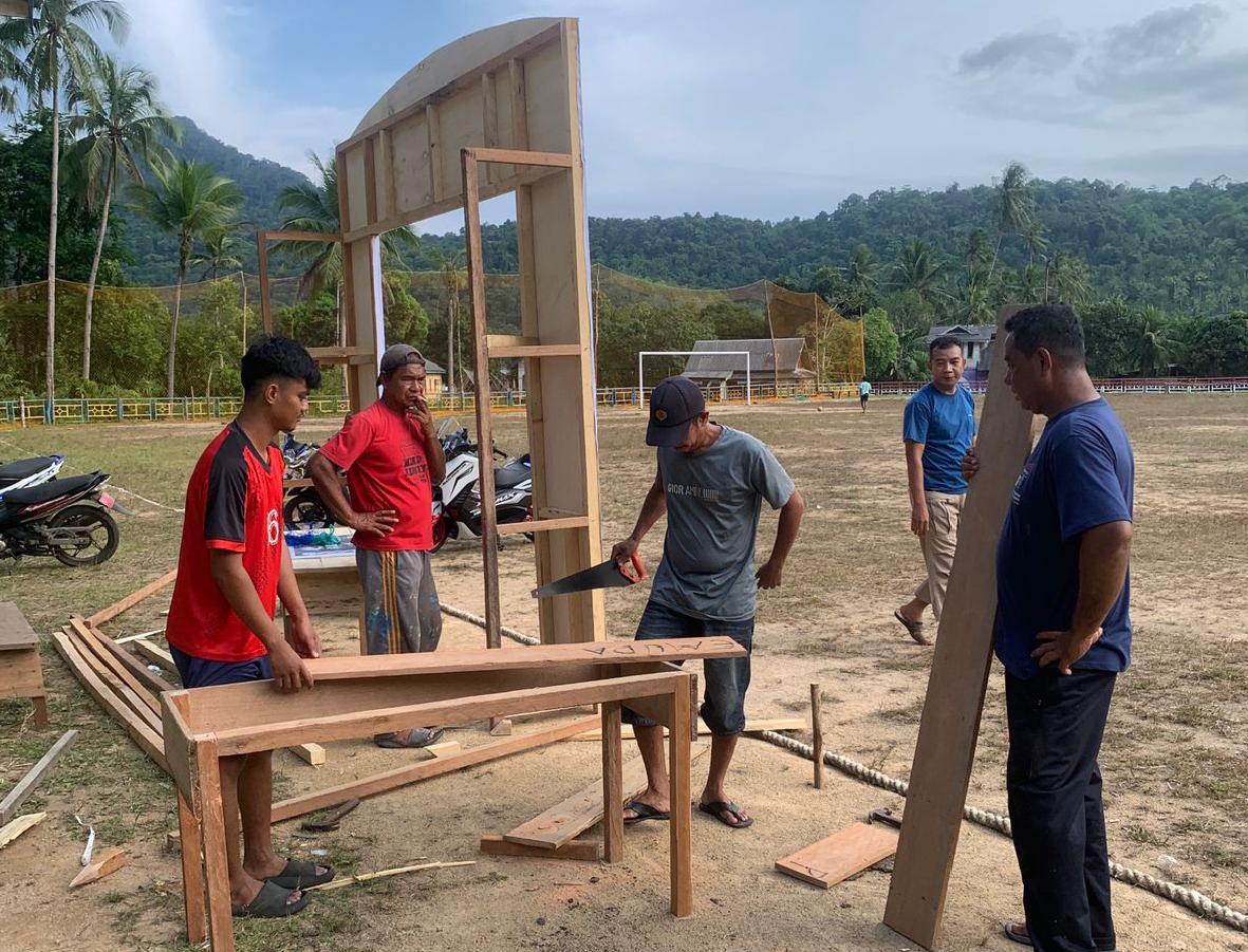 Sejumlah Panitia saat Goro persiapan lapangan sepak bola yang akan di gelar Open Turnament VIII Desa Kuala Maras