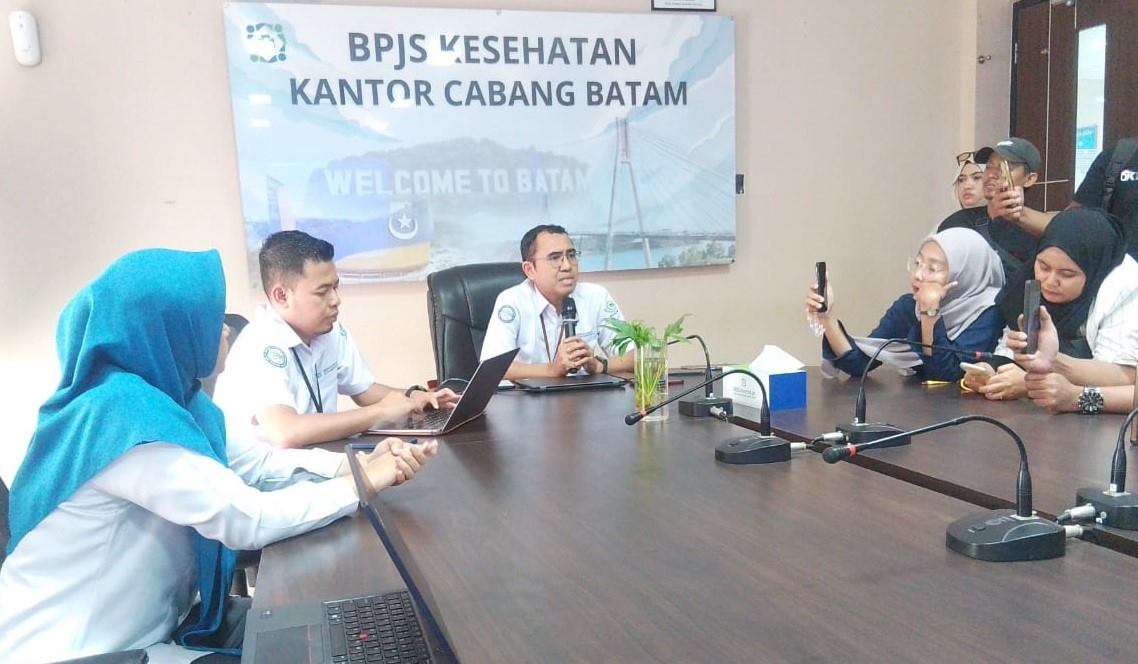 ​Kepala BPJS Kesehatan Cabang Batam, Harry Nurdiansyah saat memaparkan kesiapan pelayanan selama mudik lebaran 2026 di Batam