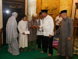 Safari Ramadan di Masjid Al Uswah, Gubernur Serahkan Bantuan Rp500 Juta