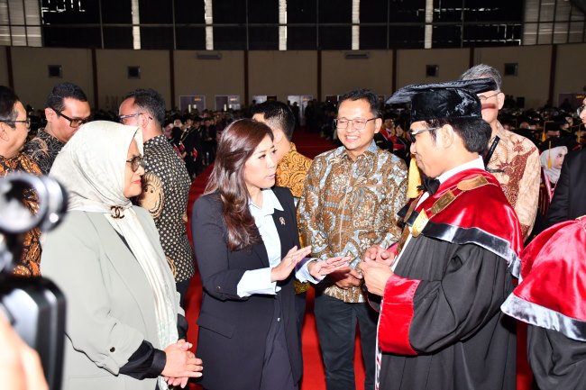 Kehadiran Menkomdigi turut didampingi Direktur Utama Telkom Dian Siswarini (paling kiri) dan Rektor Telkom University Prof. Dr. Suyanto (paling kanan).