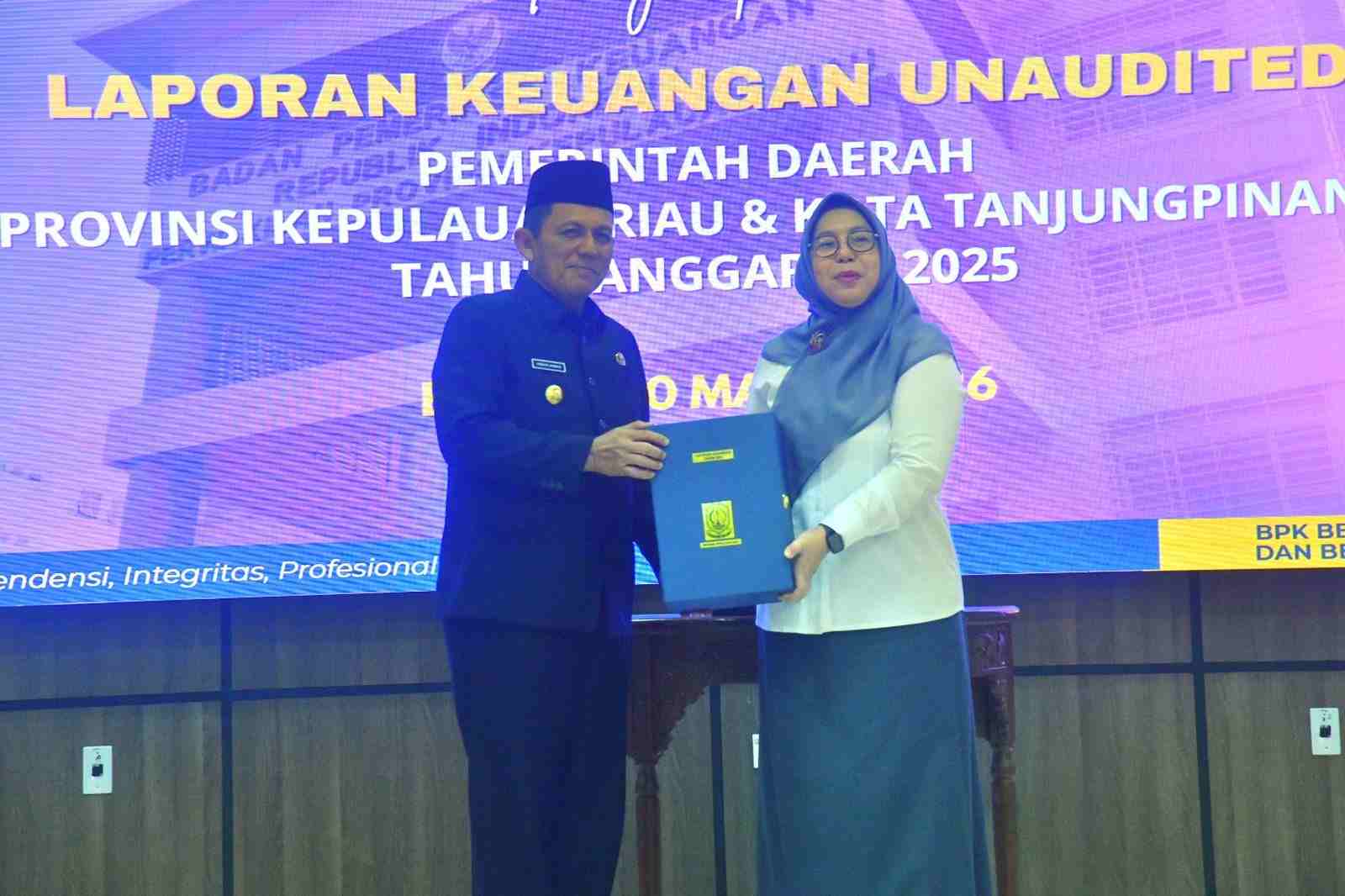 Laporan Keuangan Unaudited Kepri 2025 diserahkan Gubernur Ansar Ahmad ke BPK sebagai bentuk komitmen transparansi dan akuntabilitas pengelolaan keuangan daerah.