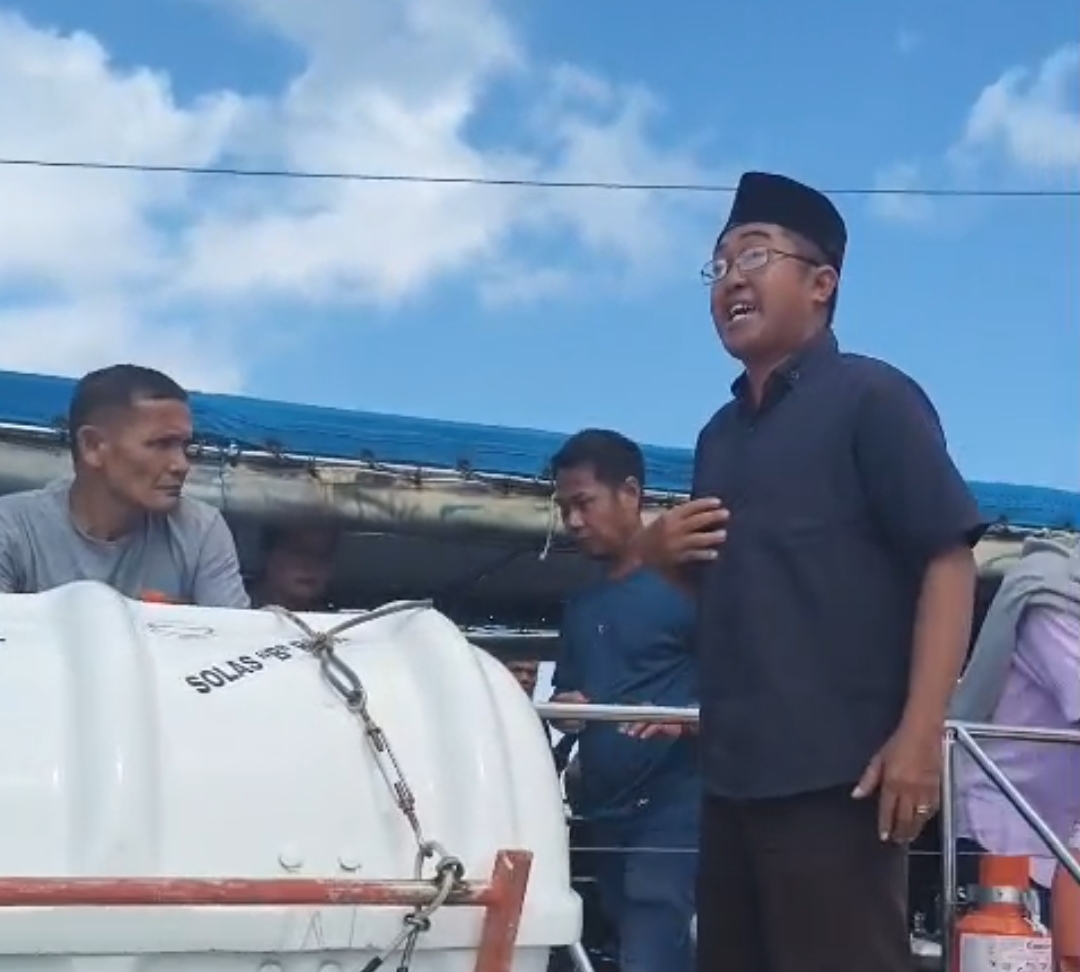 Foto Tangkap layar Video aksi protes Alizar di atas Kapal di pelabuhan Letung (2/5/2026).