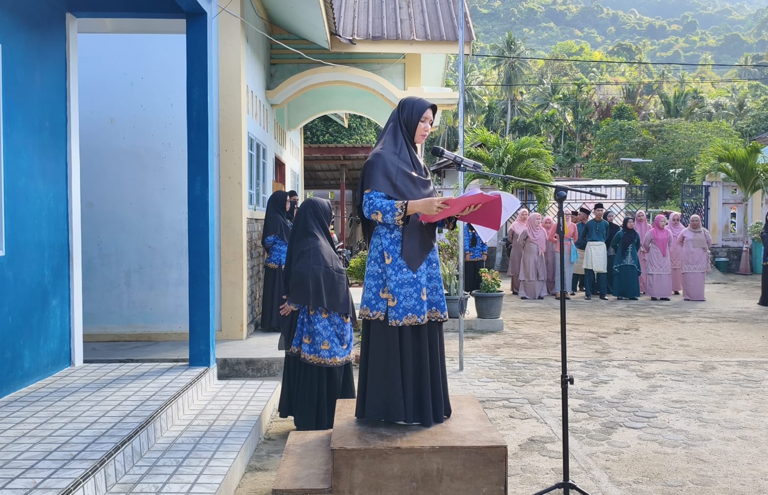 Kepala Sekolah SDN 009 Landak Netty,Spd.Sd Pimpin upacara Hardiknas dan bacakan pidato Menteri Pendidikan Dasar dan Menengah