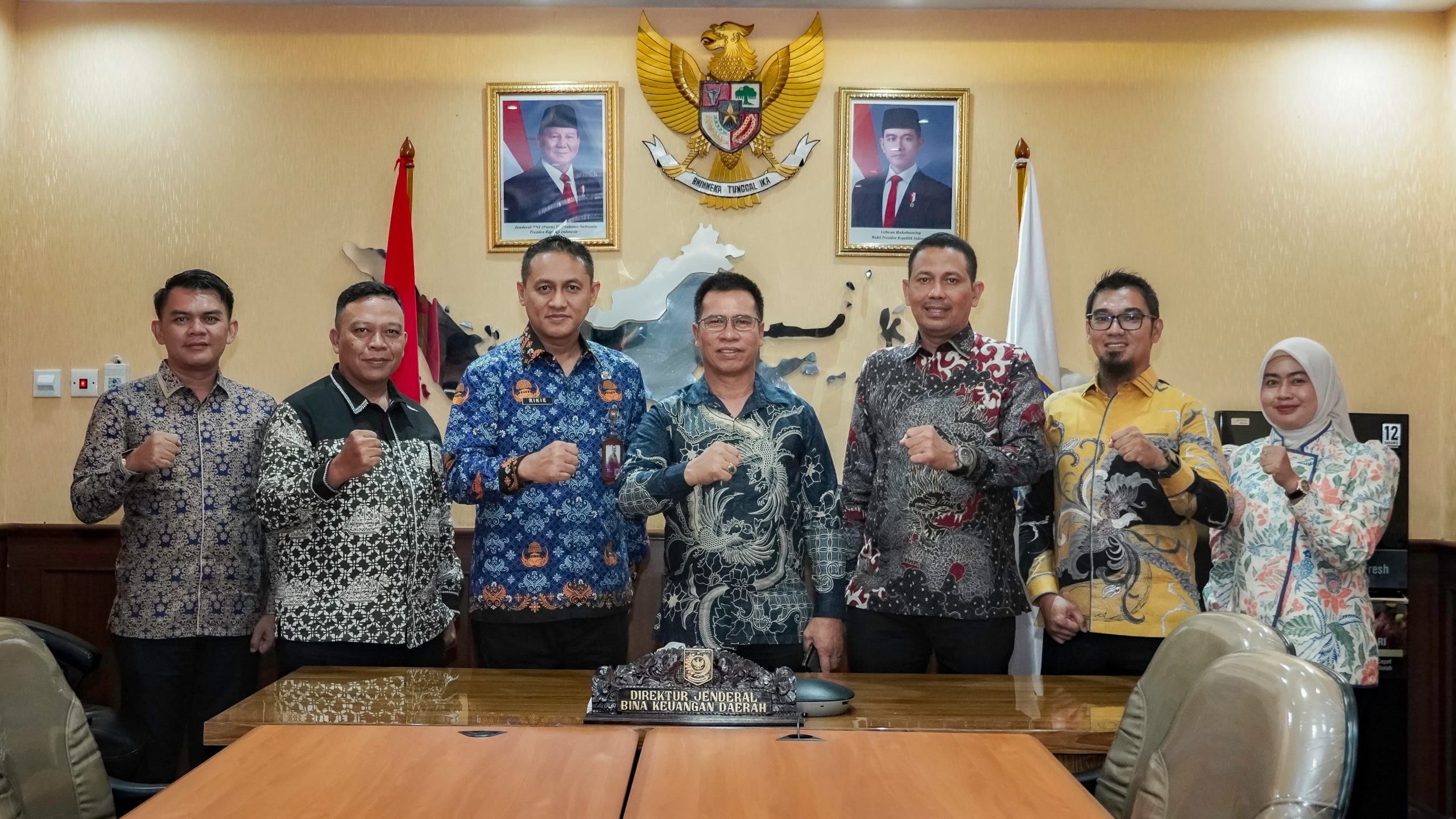 Foto bersama Bupati Anambas bermasa direktur Perencanaan Anggaran Daerah Direktorat Jenderal Bina Keuangan Daerah dan didampingi jajaran pejabat Anambas