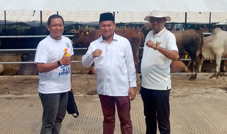 Sekda Batam, Firmansyah (tengah), bersama Wakil Ketua DPRD Batam, Yunus Muda (kanan), menyerahkan sapi kurban kepada Wakil Ketua Komunitas Jurnalis Kepri (KJK), Novianto.