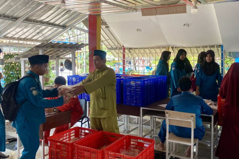 SPPG Kepri melayani 540.254 penerima manfaat dari siswa hingga kelompok 3B. Program ini juga menyerap 9.500 relawan dan terus meningkatkan standar higienitas dapur.