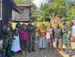 Sentuhan Kasih di Puncak Jaya: Satgas Yonif 136/TS Bagikan Pakaian untuk Warga Distrik Ilu
