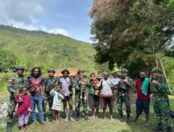Sentuh Hati Warga Puncak Jaya, Satgas Yonif 136/Tuah Sakti Gelar Anjangsana di Kampung Lungguneri