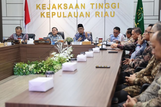 Wagub Kepri Nyanyang Haris Pratamura memperkuat sinergi dengan Kejati dan Abpednas guna mendorong pembangunan desa, pendidikan gratis, serta pengawasan program strategis di Kepri.