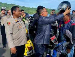 Pemkab Kepulauan Anambas dan Polres bagikan helm gratis kepada warga