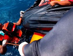 Tim SAR gabungan evakuasi jasad ABK KM Ocean Three