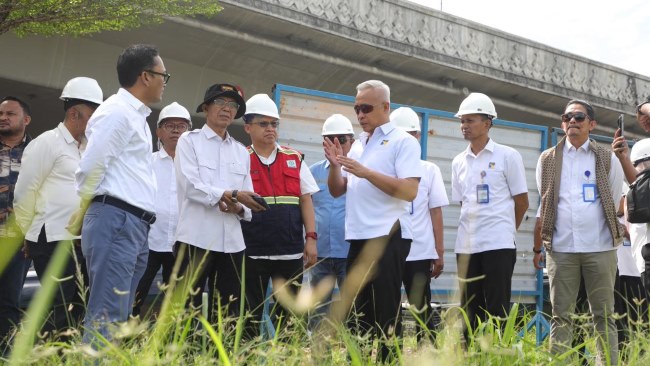 Pemasangan jaringan pipa distribusi air minum di Batam terus dipercepat. Kepala BP Batam Amsakar Achmad turun langsung meninjau progres pekerjaan untuk memastikan pasokan air mengalir lebih optimal kepada masyarakat.