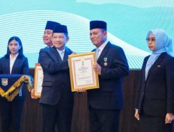 Berhasil Bangun Sektor Kelautan dan Perikanan, Gubernur Kepri Terima Satyalancana Wira Karya dari Presiden