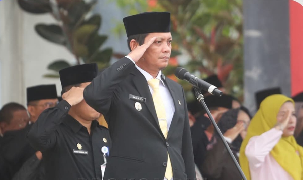 Wakil Bupati Anambas Raja Bayu Gunadian saat pimpin upacara