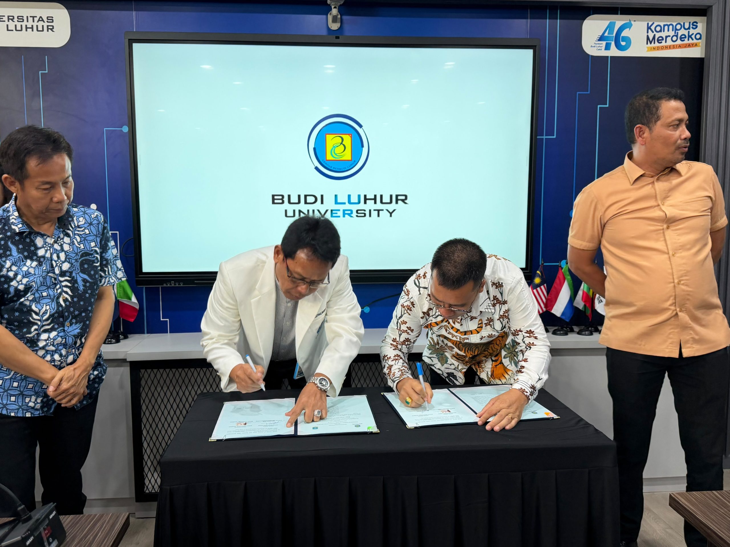 Bupati Anambas Aneng saat lakukan penandatanganan MOU dengan Universitas Budi Luhur di Jakarta