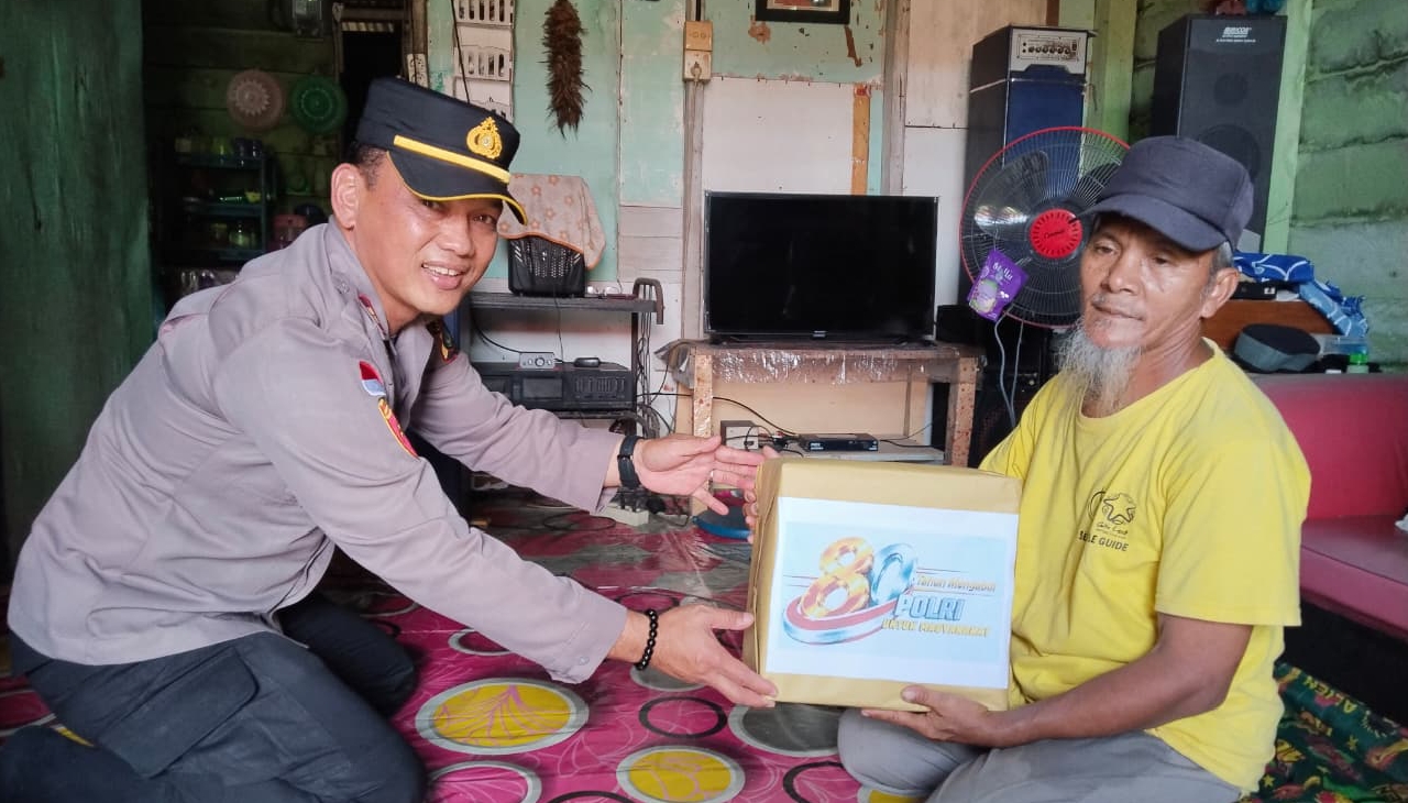Kapolsek Jemaja Iptu Sutomo saat serahkan bantuan Sosial kepada warga