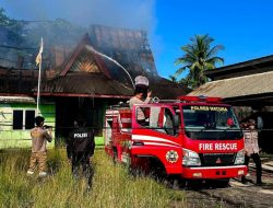 Damkar dan polisi padamkan kebakaran Kantor Perusahaan Daerah Natuna