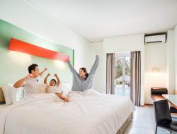 Nginap di HARRIS Resort Waterfront, Bayar 2 Malam Gratis 1 Malam Lengkap dengan Sarapan dan Voucher Makan