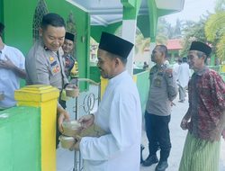 Jumat Berkah, SPKT Polres Natuna Bagikan 100 Nasi Kotak kepada Jamaah Masjid An Nahar‎