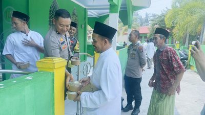 Jumat Berkah, SPKT Polres Natuna Bagikan 100 Nasi Kotak kepada Jamaah Masjid An Nahar‎