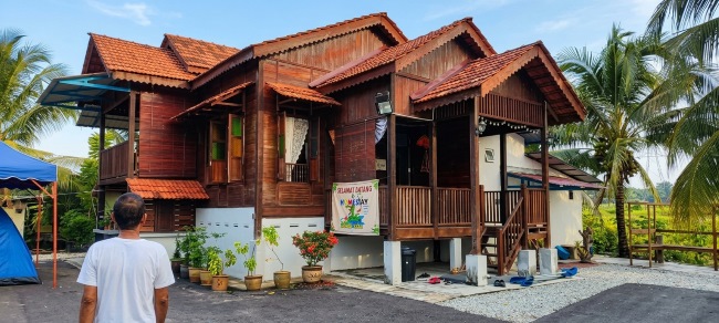 Menjelajah Homestay Sarang Buaya Muar, Johor. Nikmati rumah panggung Melayu, dodol tradisional, kelapa pandan, kuliner kampung, dan keramahan warga.