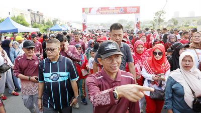 Amsakar Ikut Jalan dan Senam Bersama Ribuan Warga Batu Ampar, Tekankan Pentingnya Kekompakan