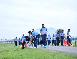 Langkah Sehat, Lingkungan Bersih: Personel Lanud Raden Sadjad Olahraga Sambil Bersihkan Sampah Plastik