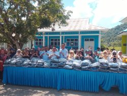 Serahkan 81 Seragam di SMPN 1 Jemaja, Aneng Pesan Siswa Jangan Lupakan Orang Tua