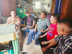 KJK Sambangi Mantan Wartawan Tribun Batam yang sudah Delapan Tahun Terbaring