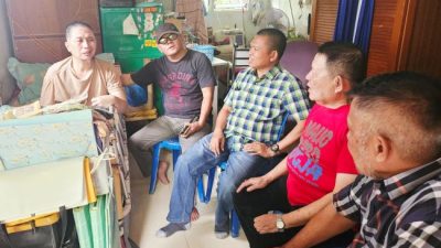KJK Sambangi Mantan Wartawan Tribun Batam yang sudah Delapan Tahun Terbaring