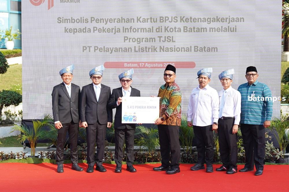 PLN Batam menyerahkan santunan BPJS Ketenagakerjaan kepada ahli waris pekerja yang meninggal dunia. Program ini memperkuat perlindungan bagi pekerja dan keluarga.