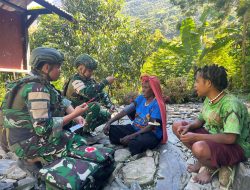 Satgas Yonif 136/Tuah Sakti Pos Tinggi Nambut Pererat Silaturahmi dan Berikan Pelayanan Kesehatan kepada Warga