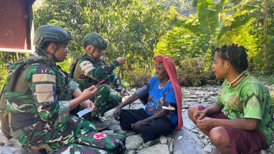 Satgas Yonif 136/Tuah Sakti Pos Tinggi Nambut Pererat Silaturahmi dan Berikan Pelayanan Kesehatan kepada Warga