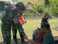 Satgas Yonif 136/Tuah Sakti Pererat Silaturahmi dan Berbagi Sargal di Tinggi Nambut