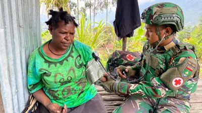 Satgas Yonif 136/Tuah Sakti Hadirkan Layanan Kesehatan bagi Warga Wandenggobak