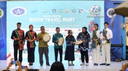 (ki-ka) Encik dan Puan Kota Batam; Kepala Dinas Kebudayaan dan Pariwisata Kota Batam, Ardi Winata; Kepala Dinas Pariwisata Kepri, Hasan; Ketua DPD ASITA Kepri, Eva Betty; Ketua Panitia Batam Travel Mart 2026, Maryani; serta Encik dan Puan Kota Batam. f-riky