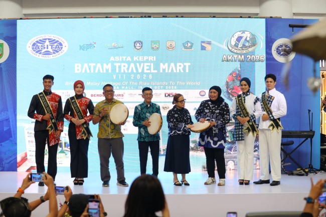 (ki-ka) Encik dan Puan Kota Batam; Kepala Dinas Kebudayaan dan Pariwisata Kota Batam, Ardi Winata; Kepala Dinas Pariwisata Kepri, Hasan; Ketua DPD ASITA Kepri, Eva Betty; Ketua Panitia Batam Travel Mart 2026, Maryani; serta Encik dan Puan Kota Batam. f-riky