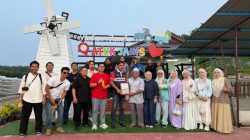 Kebun Buah Atuk Janis di Tangkak, Johor, Malaysia, menawarkan pengalaman memetik jambu dan nanas langsung dari kebun. Pengunjung juga bisa menikmati kereta gandeng, aktivitas edukasi, team building hingga lokasi resepsi. Pekan lalu, Batamclick berkesempatan mengunjungi kebun ini bersama Tourism Johor, Gaya Travel serta sejumlah pegiat media sosial Malaysia dan Indonesia.
