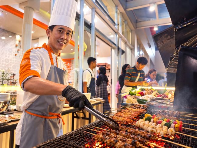 Harris Hotel Batam Center menghadirkan Saturday Night Grill setiap Sabtu malam dengan menu panggang premium, hidangan laut, live cooking, dan buffet sepuasnya mulai Rp298.000 per orang.