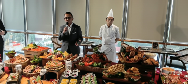 Chef Hashrul, F&B Director, Oakwood Hotel and Apartments Grand Batam (kiri) bersama Chef Elvin Peterson, Execitive Sous Chef