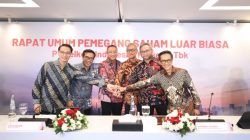 (kiri ke kanan) Direktur Keuangan & Manajemen Risiko Telkom Arthur Angelo Syailendra, Direktur Network Telkom Budi Satria Dharma Purba, Direktur Utama Telkom Nanang Hendarno, Direktur Legal & Compliance Telkom Andy Kelana, Direktur Strategic Business Development & Portfolio Telkom Seno Soemadji, dan Direktur Human Capital Management Telkom Willy Saelan usai rangkaian agenda Rapat Umum Pemegang Saham Luar Biasa (RUPSLB) Telkom, Rabu (30/9).