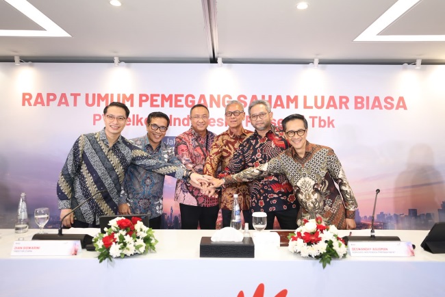 (kiri ke kanan) Direktur Keuangan & Manajemen Risiko Telkom Arthur Angelo Syailendra, Direktur Network Telkom Budi Satria Dharma Purba, Direktur Utama Telkom Nanang Hendarno, Direktur Legal & Compliance Telkom Andy Kelana, Direktur Strategic Business Development & Portfolio Telkom Seno Soemadji, dan Direktur Human Capital Management Telkom Willy Saelan usai rangkaian agenda Rapat Umum Pemegang Saham Luar Biasa (RUPSLB) Telkom, Rabu (30/9).