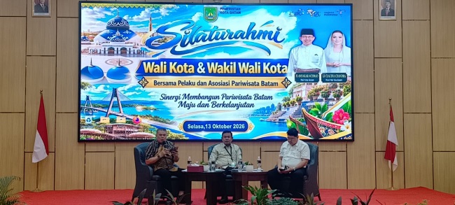 (kiri-kanan) Asisten Pemerintahan dan Kesejahteraan Rakyat (Kesra) Drs. Yusfa Hendri, M.Si, Bambang Cahyo Murdoko, SS, M.Hum, Asisten Deputi Pengembangan Amenitas dan Aksesibilitas Pariwisata Wilayah I di Kementerian Pariwisata Republik Indonesia, Asisten Administrasi Umum Setdako Batam, Drs. Heriman HK