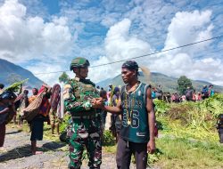 Hadiri Tradisi Bakar Batu dan Sapa Warga, Satgas Yonif 136/TS Pererat Silaturahmi di Kampung Wurak
