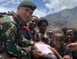 Hangatkan Kebersamaan, Satgas Yonif 136/Tuah Sakti Gelar Makan Bersama Masyarakat Distrik Kalome